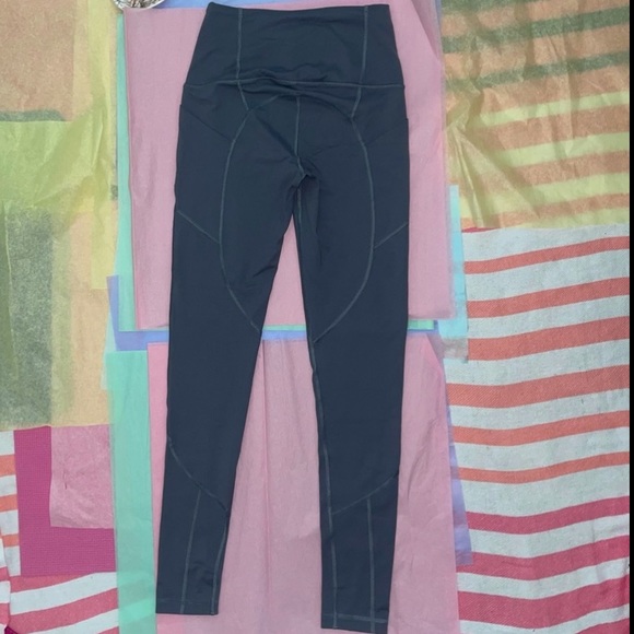 Victoria’s Secret Grey Knockout Tights Leggings / With Pockets! NWOT - Picture 2 of 6